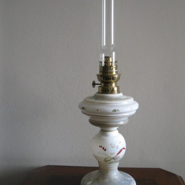ŚLICZNA STARA SZKLANA WYSOKA BIAŁA LAMPA NAFTOWA