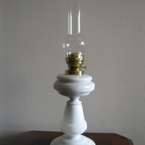 ŚLICZNA STARA SZKLANA WYSOKA BIAŁA LAMPA NAFTOWA