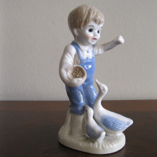 STARA PORCELANOWA FIGURKA  CHŁOPIEC I GĄSKI