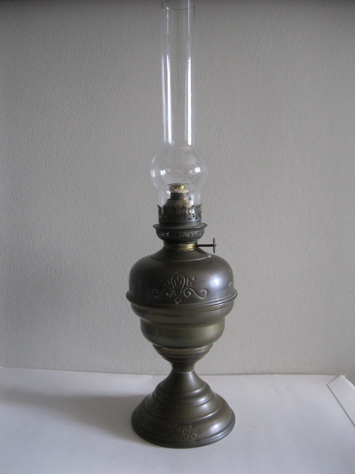 STARA WYSOKA LAMPA NAFTOWA Z MOSIĄDZU - obrazek 4