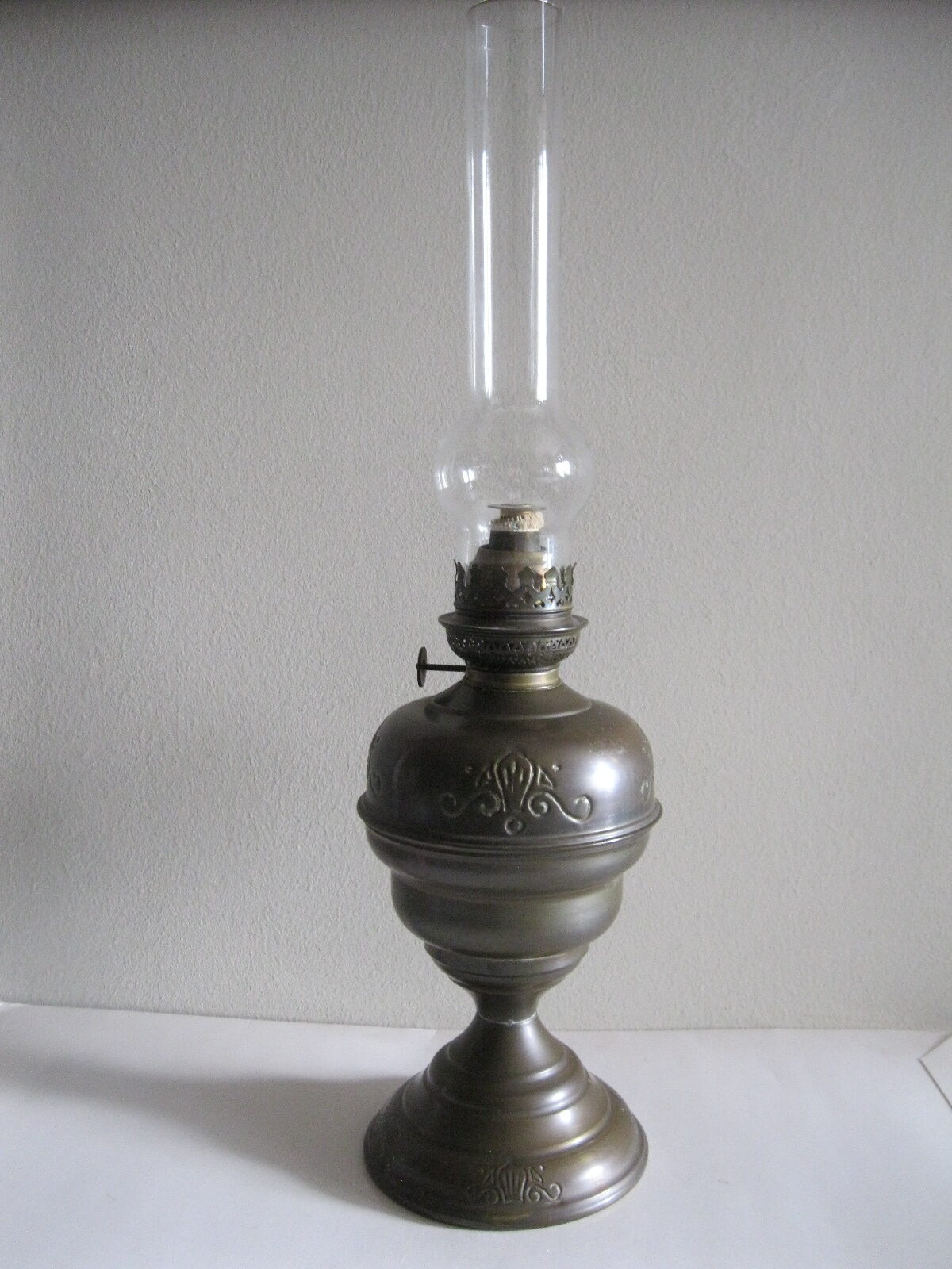 STARA WYSOKA LAMPA NAFTOWA Z MOSIĄDZU - obrazek 9