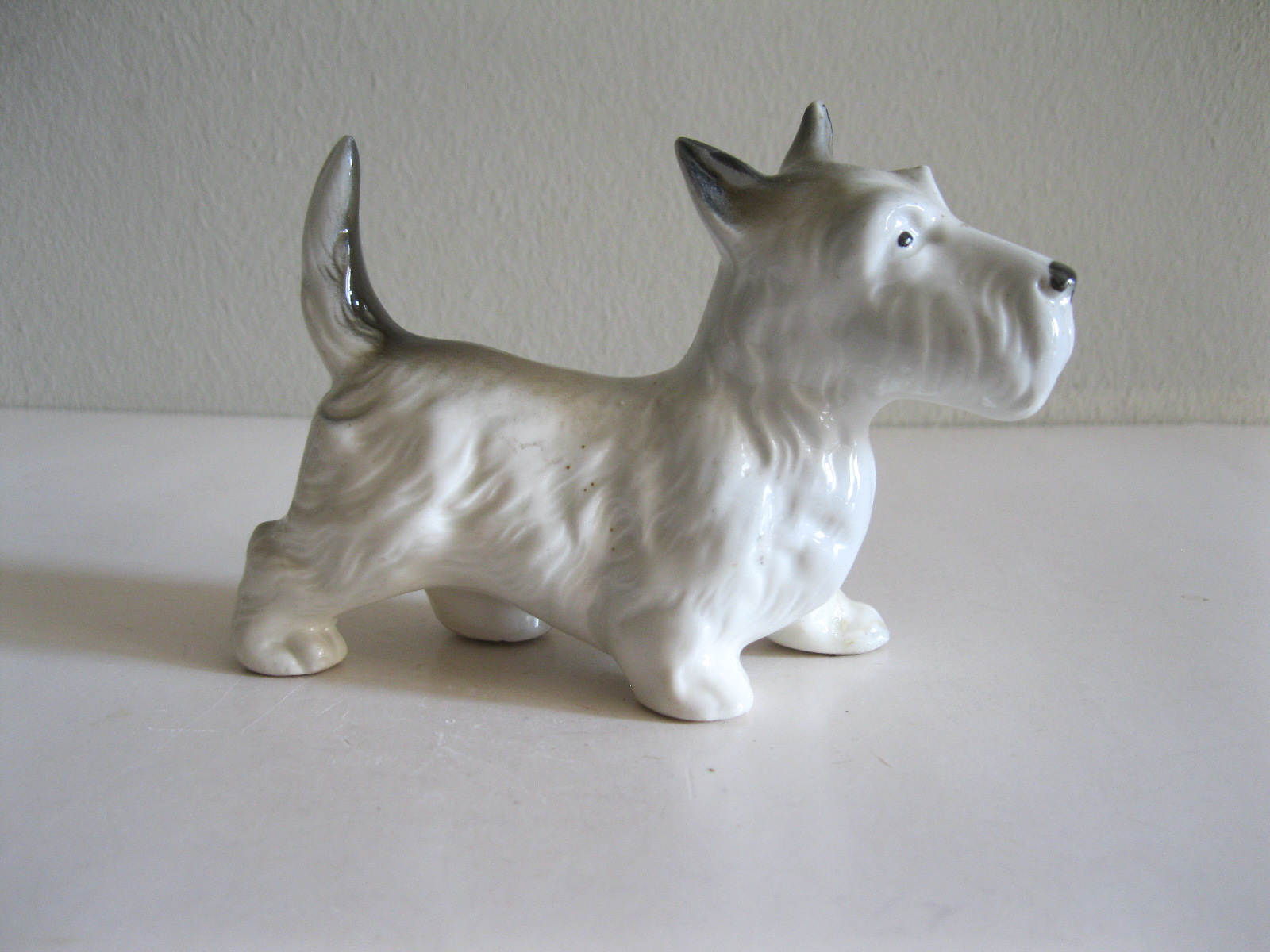 STARA PORCELANOWA FIGURKA PIES TERIER